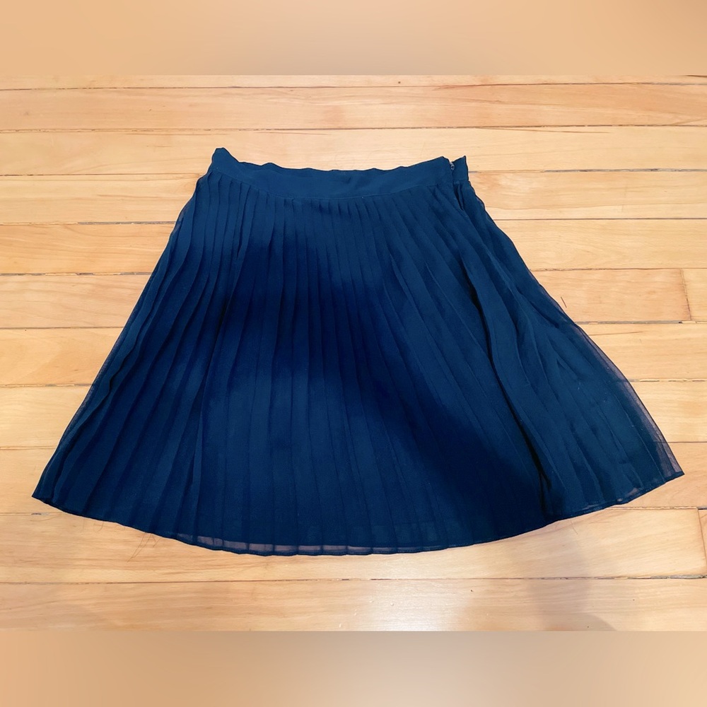 Forever 21 Size Small Dark Navy/Black Pleated Skirt